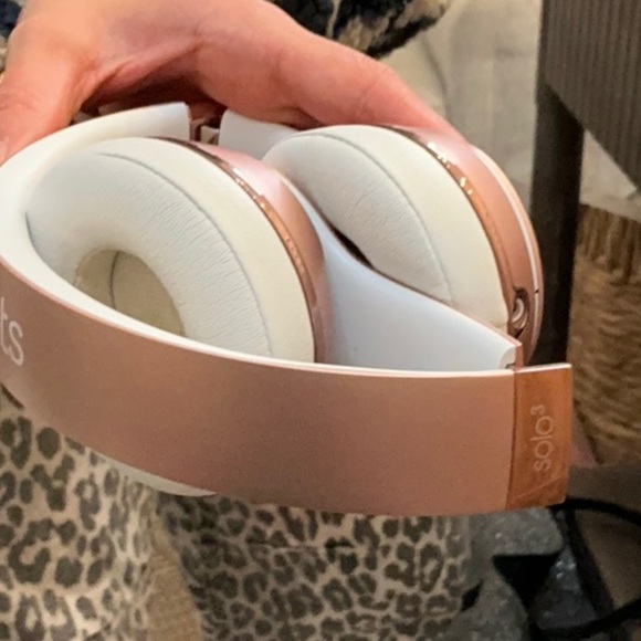 Beats Rose Gold Solo 3 Case No Charger - Picture 2 of 2